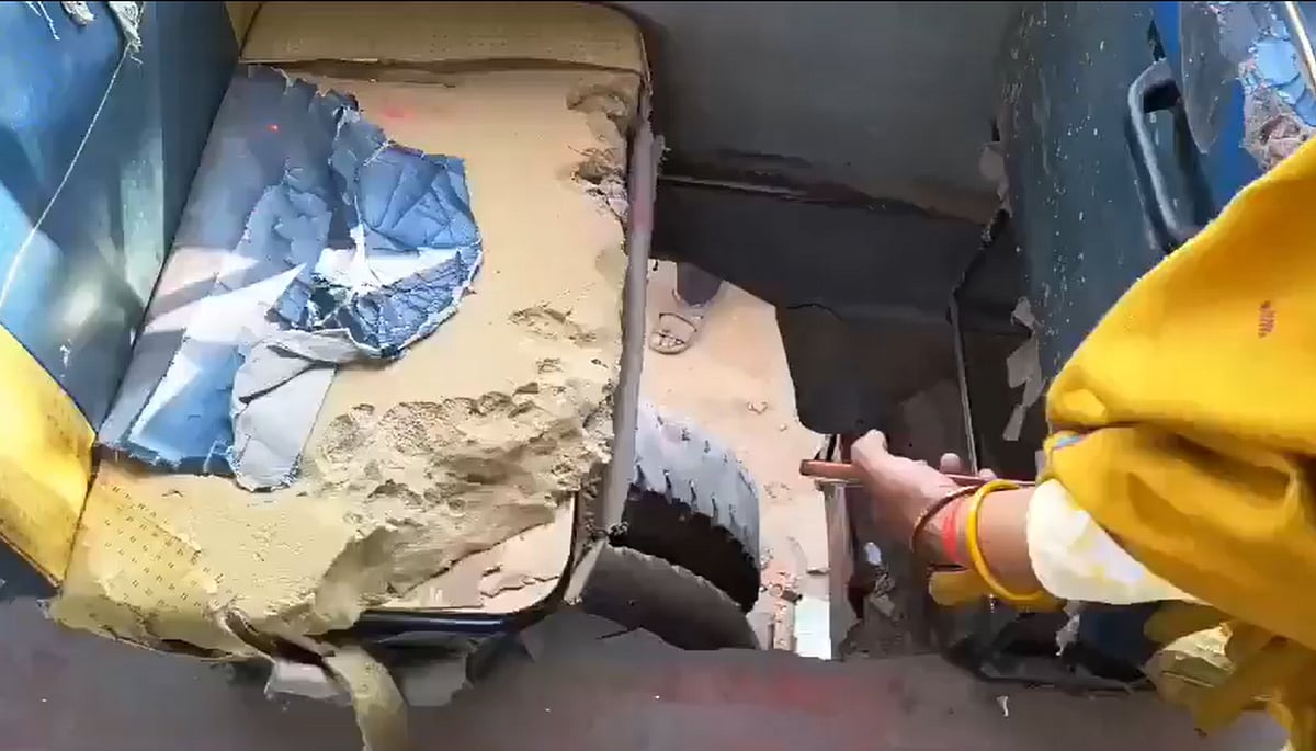 Kasganj Tragedy: Six-Year-Old Ananya Dies After Falling Through Broken Bus Floor; Bus Was Running Without Fitness Certificate 