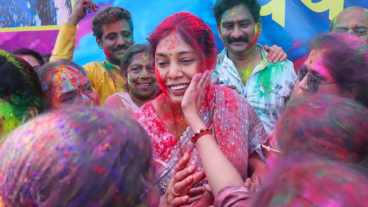 Pune Mayor Manjusha joins citizens and greets them during the celebration