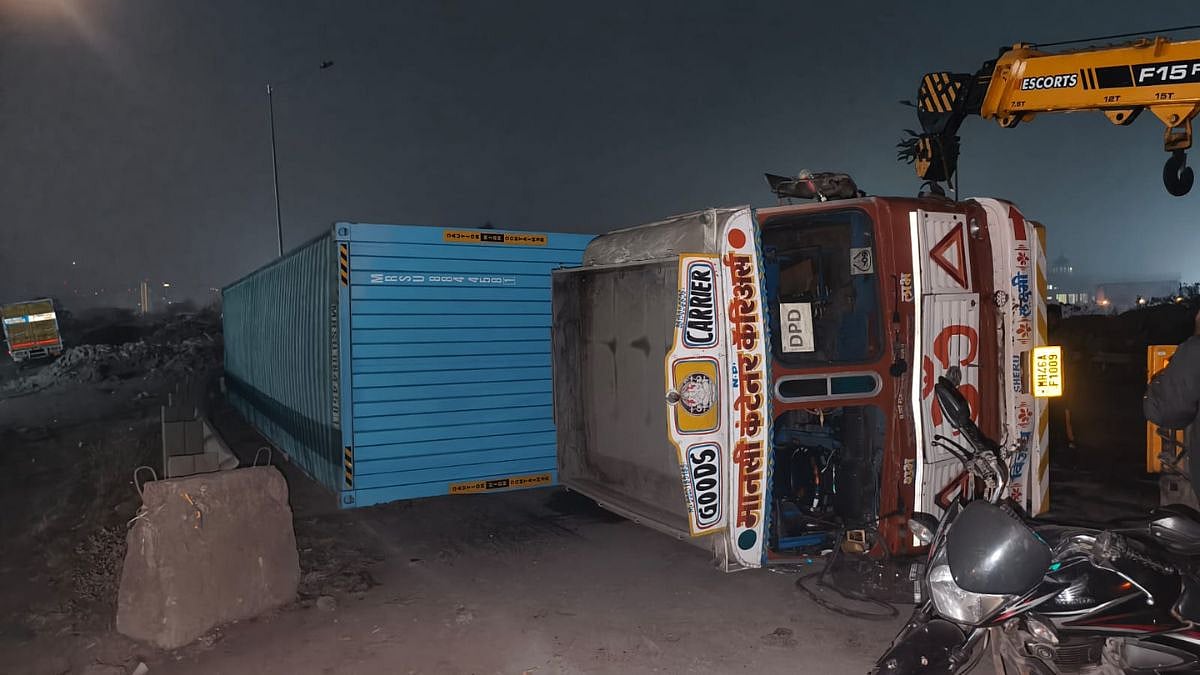 Thane News: Container Carrying Parle-G Biscuits Overturns Near Kharegaon Toll Naka, Diesel Spill Disrupts Nashik-Mumbai Highway 