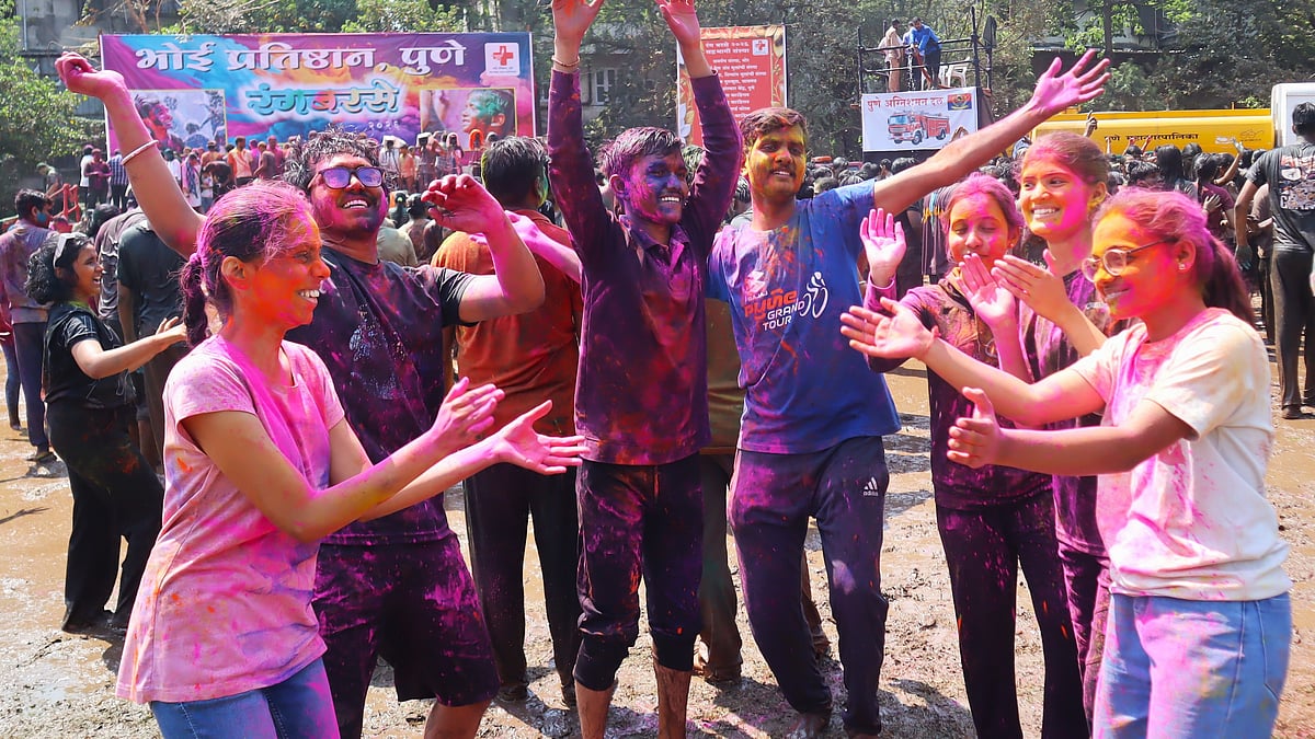 venue turns vibrant as people gather to mark Holi with music, colours and community bonding.
