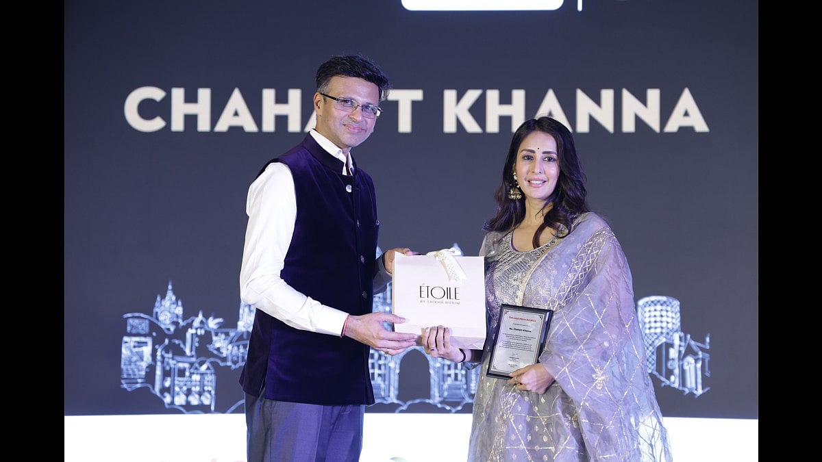 Abhishek Karnani presents the Philanthropic Leadership Honoree award to actor Chahatt Khanna