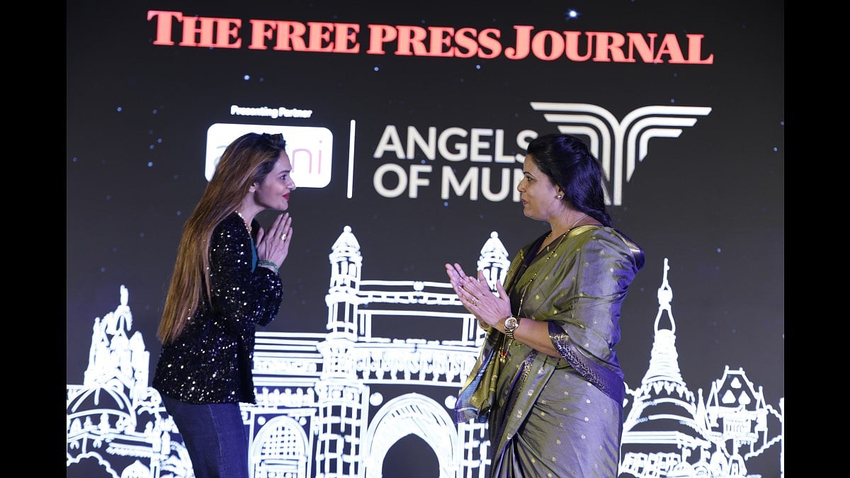 Actor Madhoo greets Mayor Ritu Tawde on stage 