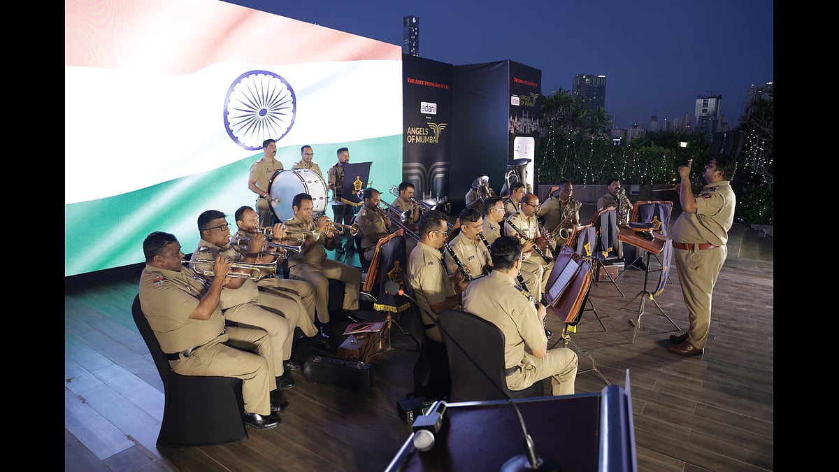 The evening kicked off with a performance by the Mumbai Police Band performed  