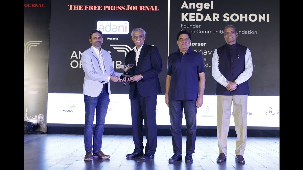 Kedar Sohoni, Founder, Green Communities Foundation, receiving the award from Dr Anatharaman Subramaniyan (V-P, Siemens Ltd); Ronnie Screwvala and Maharashtra State Election Commission secretary Dr Suresh Kakani 