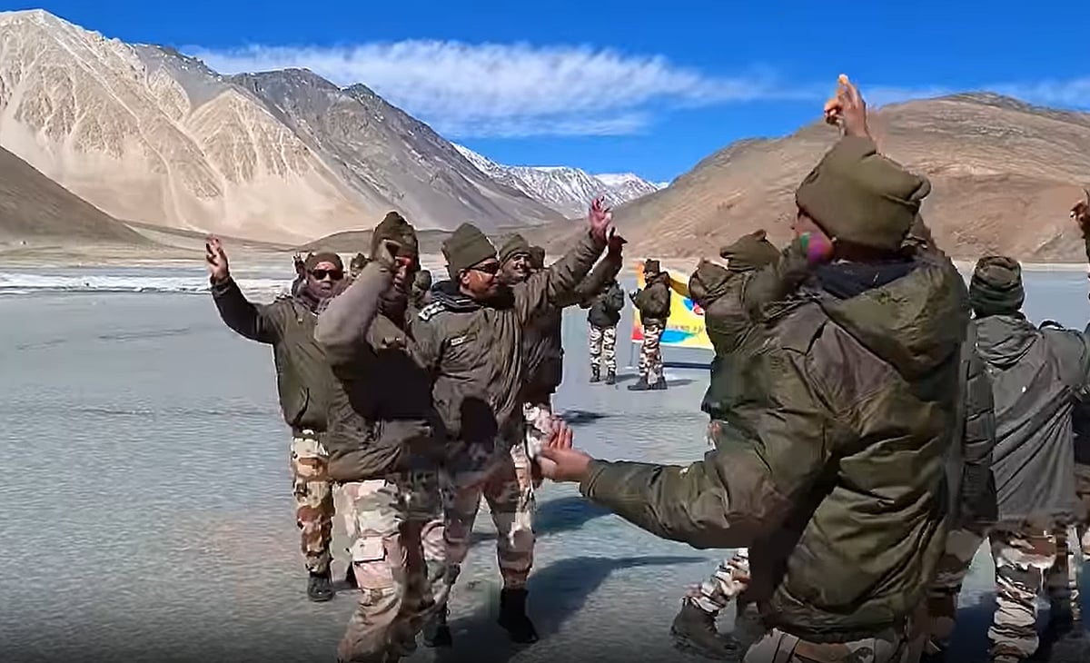 Holi At Frozen Pangong Lake: Indo-Tibetan Border Jawans Celebrate Festival Of Colours At 14,300 Ft. - Watch Video 