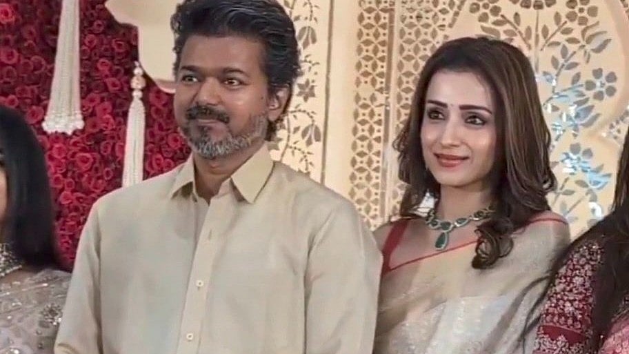 Thalapathy Vijay Twins With Trisha Krishnan At Wedding Amid Affair Allegation By Wife Sangeetha Sornalingam - WATCH