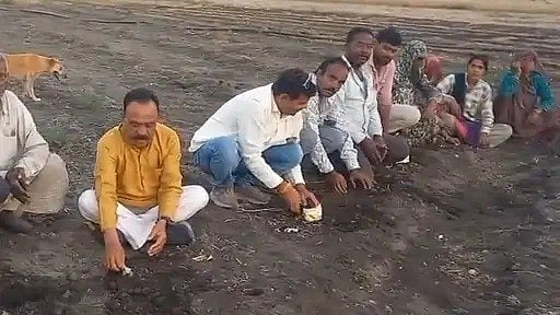 MP News: Congress Leaders ‘Sow’ Milk Packets In Mandsaur