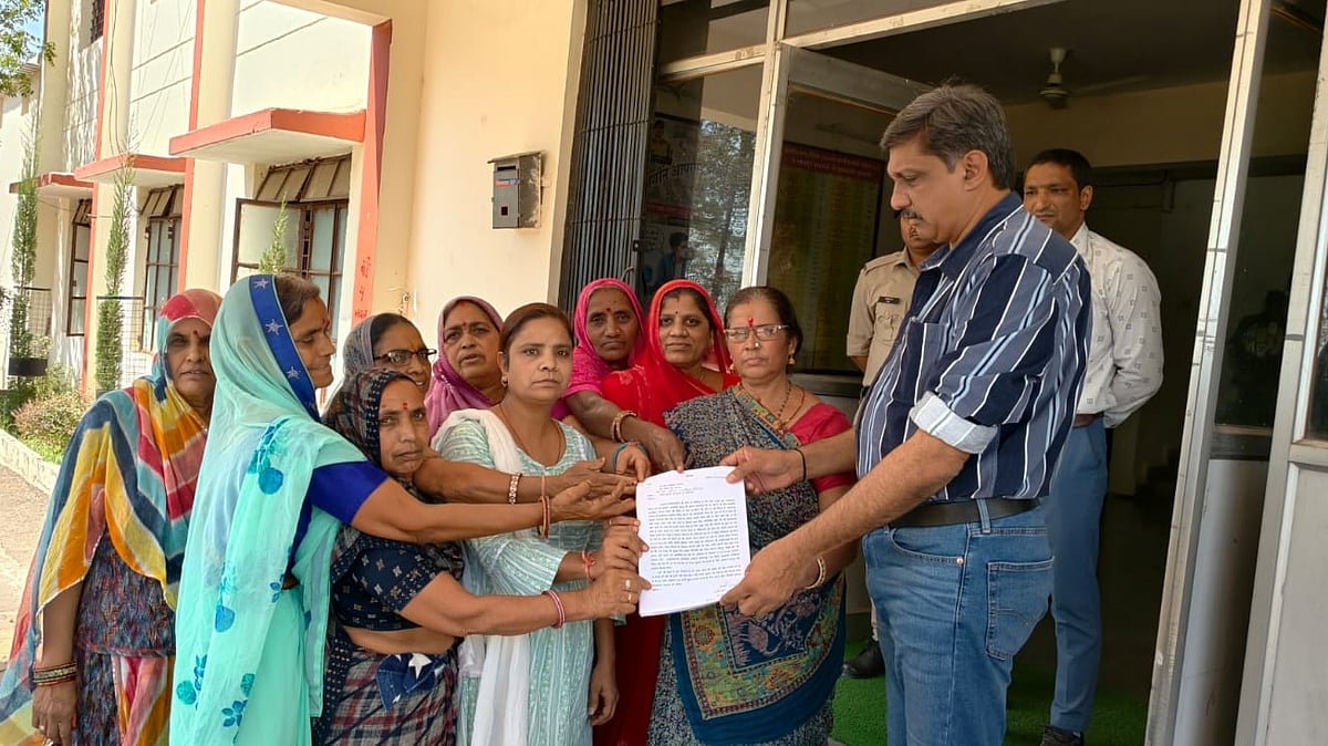 MP News: Citing Safety Concerns, Women Demand Removal Of Liquor Shop | FP Photo