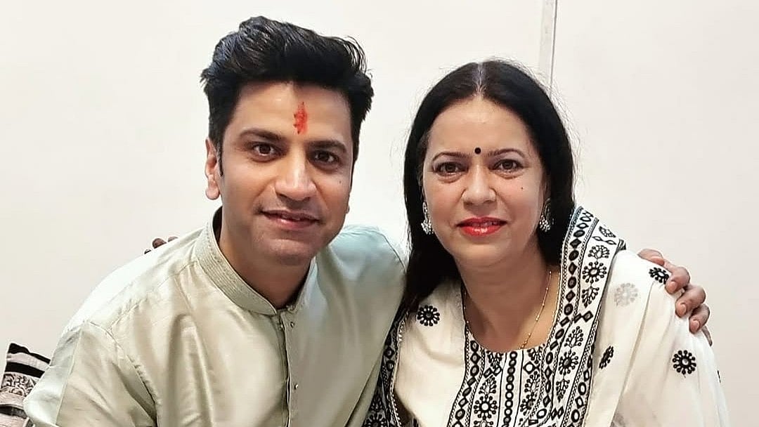 Kunal Kapur alongside his sister