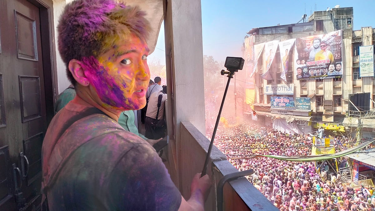 Indore News: Varanasi Chaotic Indore ‘Holi’stically Smarter; US Traveller