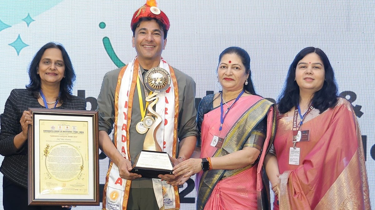 World-renowned chef Vikas Khanna being honoured with the ‘Suryadatta National Award’ for his outstanding contribution to the field of Global Hospitality Management and Culinary Arts. Seen in the photograph (from left): Principal Dr. Rasika Gumaste, Chef Vikas Khanna, Sushma Chordiya (Vice President, Suryadatta Group), and Jyotima Shrivastava. | Sourced