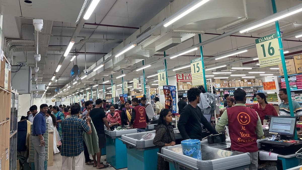 Indore News: ‘Apni Maa Ka Doodh Nahi Piya Kya’ Man Confronts DMart Worker After He Comments On Mother Feeding Child In Indore-- VIDEO
