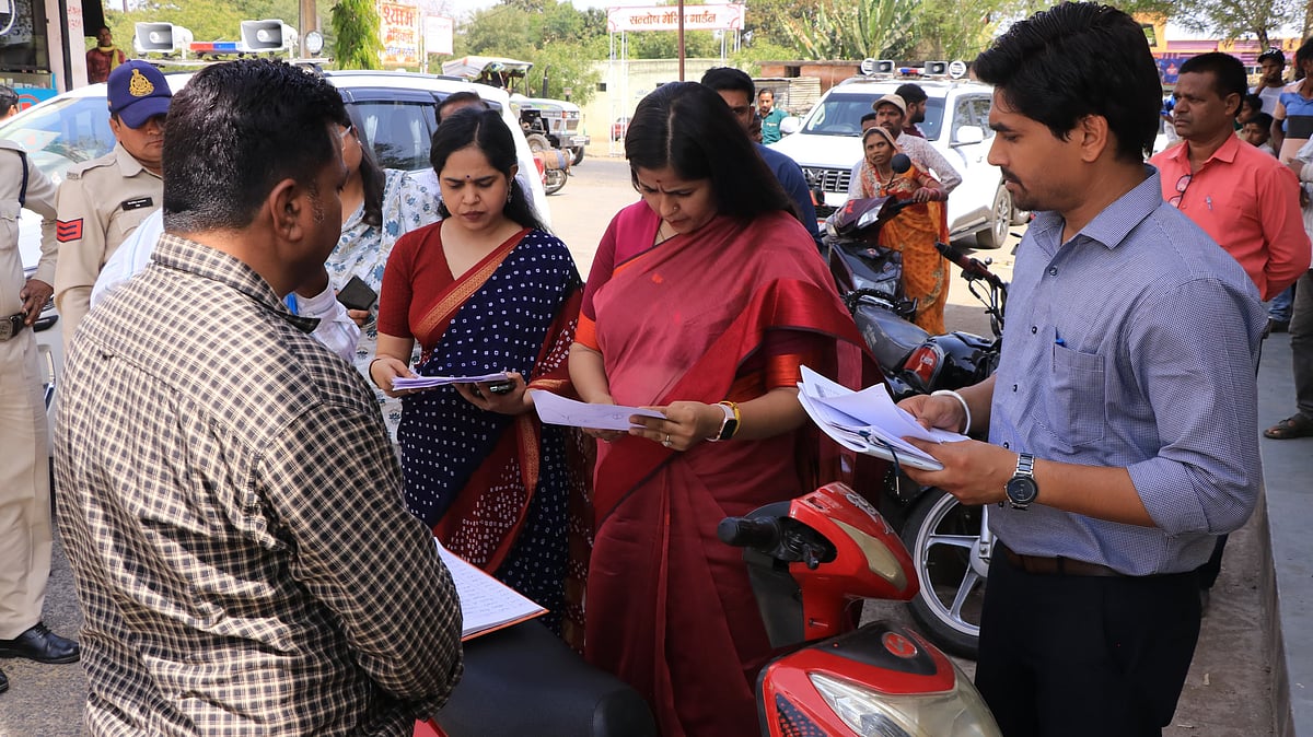 MP News: Jhabua Collector Inspects Census 2027 House Listing Work | FP Photo