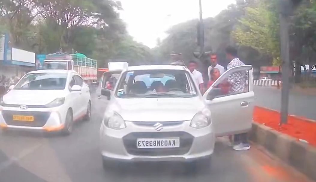 Shocking Road Rage! Bengaluru Man Pushes His Elderly Mother To Ground As She Tries To Stop Him From Assaulting Cab Driver - VIDEO
