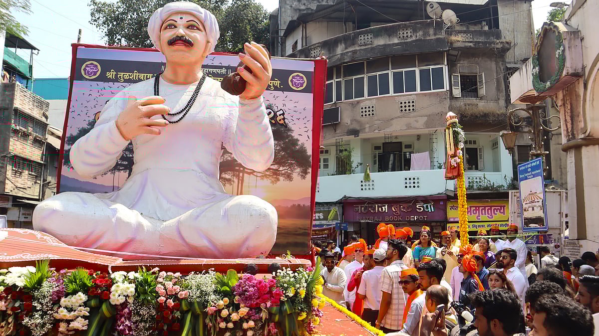 Devotees Gathered In Large Numbers As A Grand Procession Becomes The Centre Of Attraction 