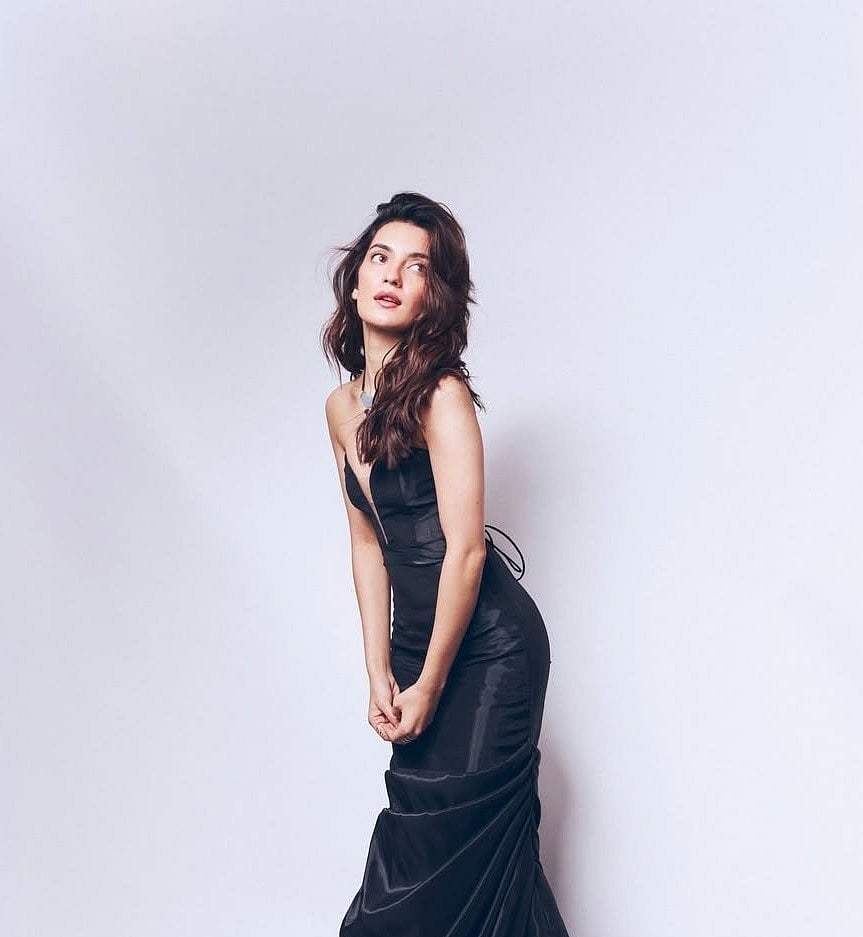 Pratibha Ranta Rocks Bold Black Gown, Quirky Necklace At Mumbai Event Pratibha Ranta Rocks Bold Black Gown, Quirky Necklace At Mumbai Event 