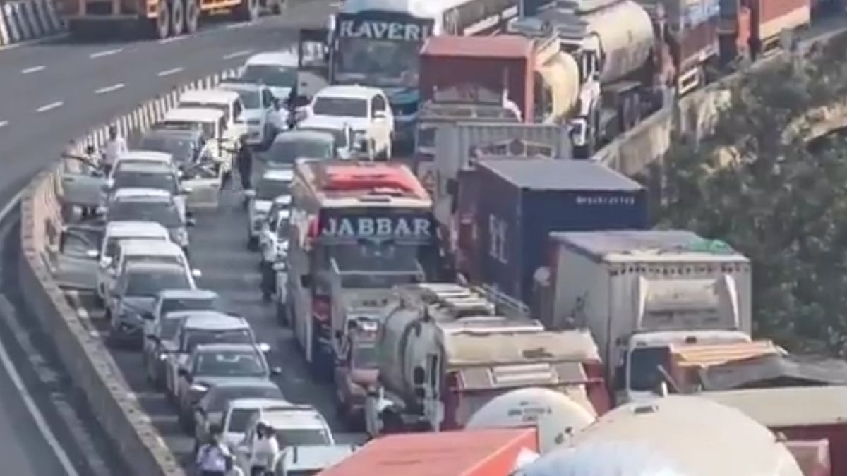 5-Km Vehicle Queue Near Lonavala As Holiday Traffic Peaks On Mumbai-Pune Expressway | Sourced