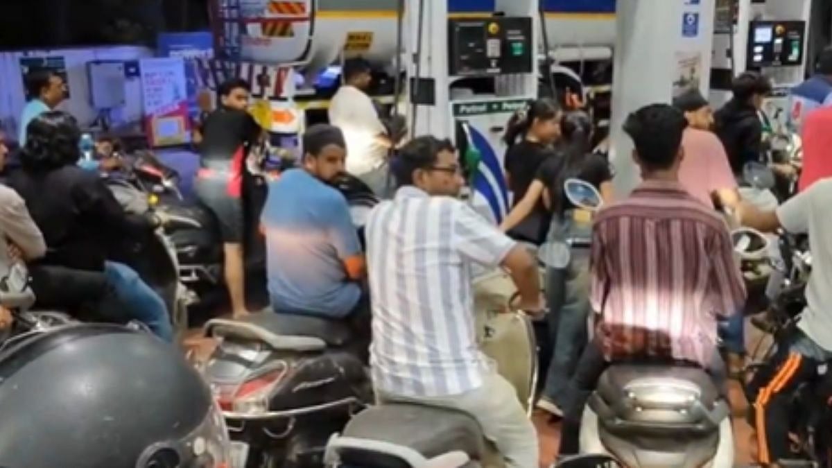 Panic Grips Navi Mumbai: Long Queue Of Residents Seen At Vashi Petrol Pump Amid Fuel Shortage Rumours - VIDEO |