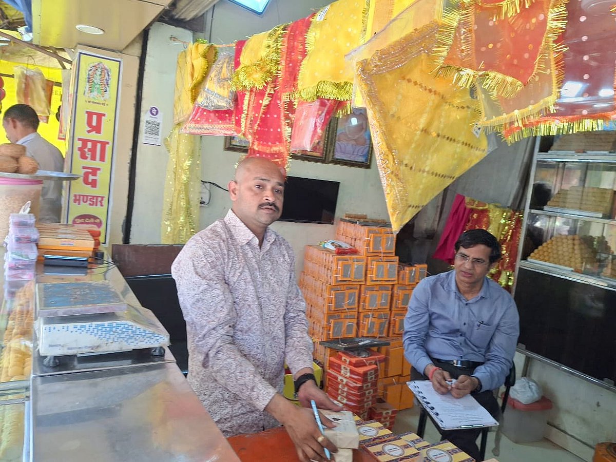 MP News: Food Safety Dept Inspects Prasad Stalls Outside Famous Pitambara Peeth On Maha Ashtami In Datia; Samples Of Laddoos, Kulfi Collected