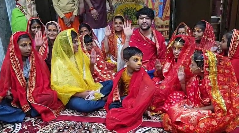 MP News: Dhirendra Krishna Shastri Performs Kanya Pujan; Washes Feet Of Young Girls, Serve Them Prasad On Ashtami -- VIDEO