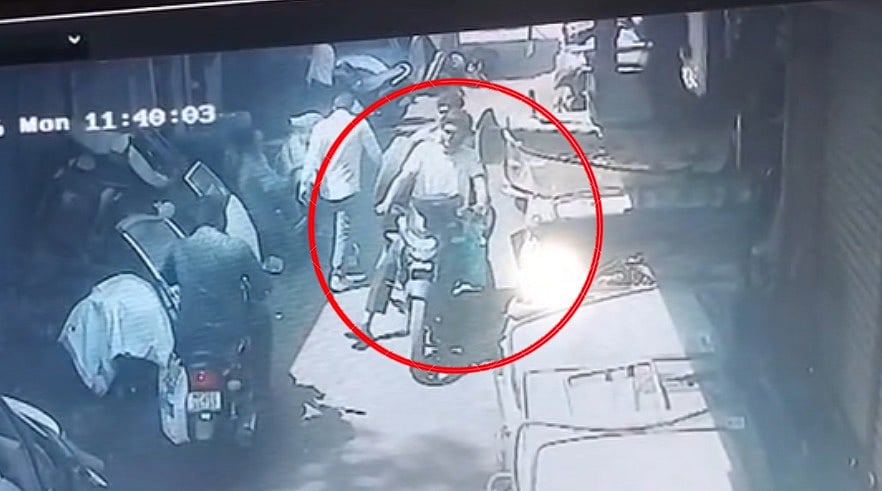 MP News: Two Thieves Steal Car Parts in Jabalpur; CCTV Clip Shows Them Roaming In Market To Sell Stolen Items