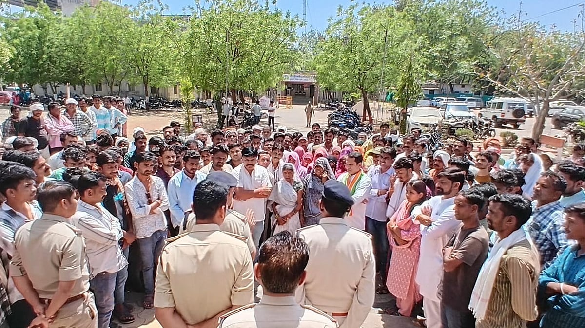 MP News: Kukshi MLA Surendra Singh Leads Protest At Police Station Over Youths’ Arrest
