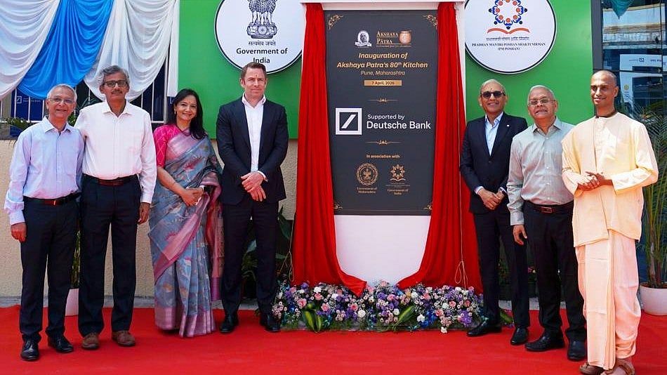 Kaushik Shaparia, CEO, Deutsche Bank Group, India & Emerging Asia, Benjamin Alka, Global Head of Corporate Affairs & Strategy, Deutsche Bank and Shridhar Venkat, CEO, The Akshaya Patra Foundation along with senior leaders from Deutsche Bank and Akshaya Patra Foundation at the inauguration of the state‑of‑the‑art centralised kitchen facility in Shivajinagar, Pune | 