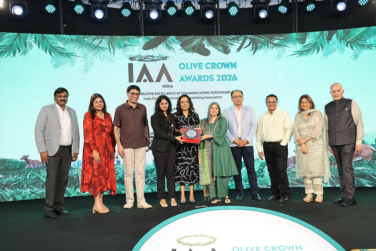 Team The HINDU receiving the trophy from Presenters Nina Jaipuria, IAA Mancom Member, Sunita Ramnathkar President Indian Merchant Chamber & Jaideep Gandhi, Vice President, IAA India Chapter & Founder, Another Idea 
