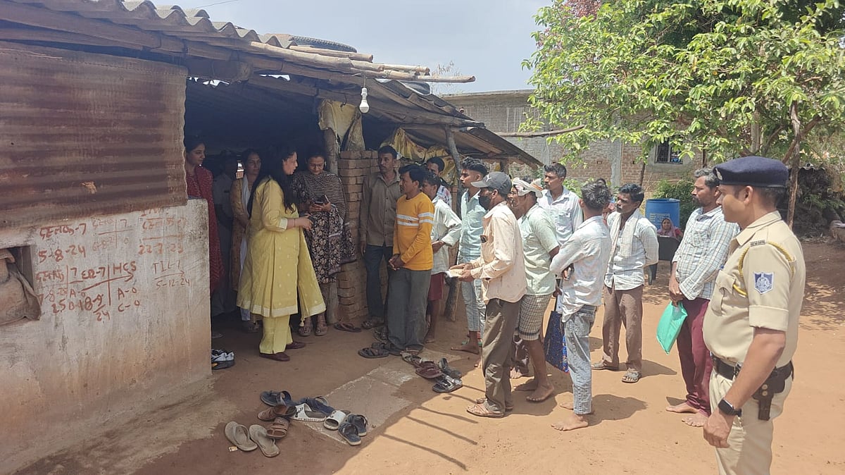 Aalirajpur Collector Inspects Anganwadis, Orders Corrective Measures; Directs Fir Against Two Self-Help Groups Over Irregularities | 