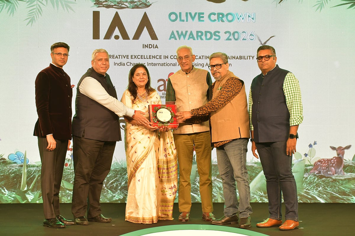 Team from Art of Living receiving the’ trophies from presenters Abhisek Karnani, President IAA,  Srinivasan K Swamy, Chairperson, Asian Federation of Advertising, Kaushik Roy, Past President, IAA India Chapter & Janak Sarda, Chairman IAA Olive Crown Awards