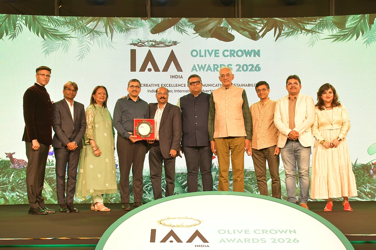 Team Envision Energy and Earthday.org with the presenters Abhisek Karnani, President IAA,  Janak Sarda, Chairman IAA Olive Crown Awards & Srinivasan K Swamy, Chairperson, Asian Federation of Advertising, 