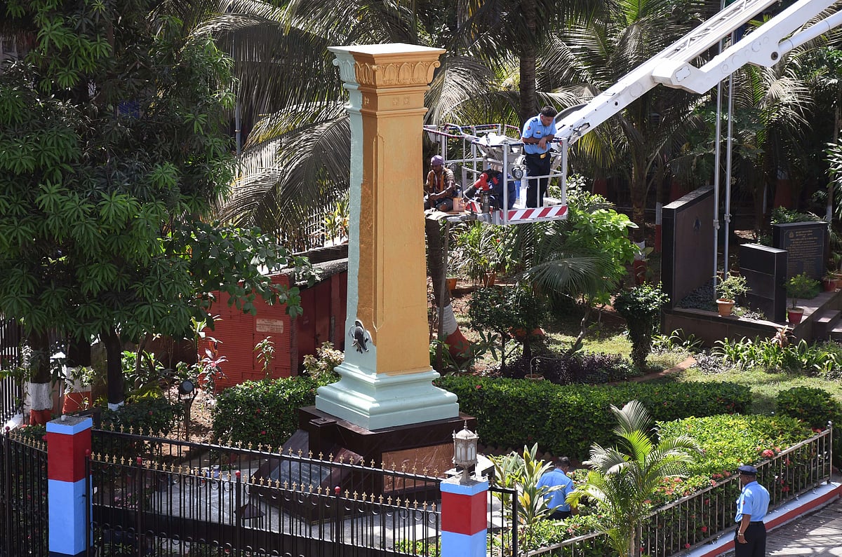 Workers along with fire officials paint the memorial to firefighters who lost their lives
in the Bombay explosions of 1944, ahead of Fire Safety Week 