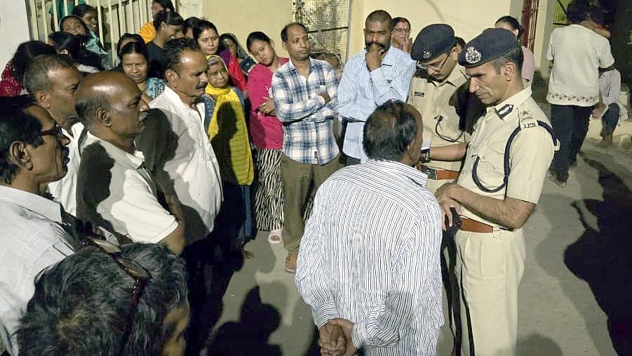 Bhopal Commissioner Sanjay Kumar Steps Out At Night For Public Interaction, Aims Boosting Community Policing