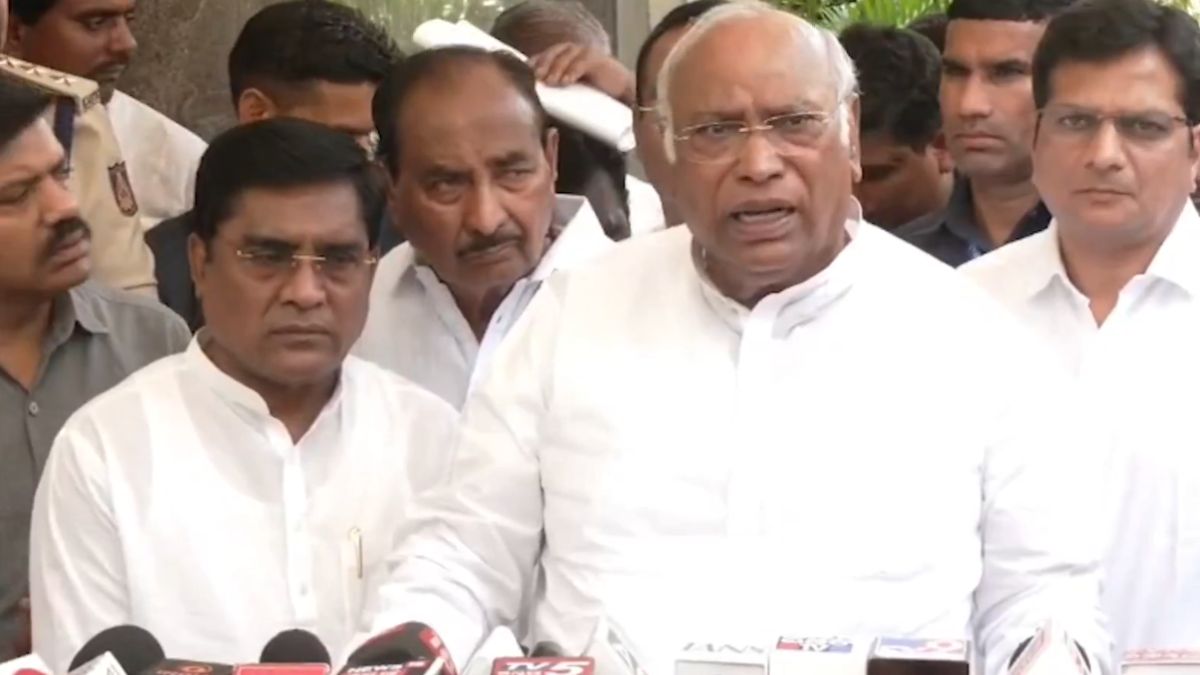 No Immediate CM Change In Karnataka, Says AICC Chief Mallikarjun Kharge; Decision To Involve Party Leadership & Take Time
