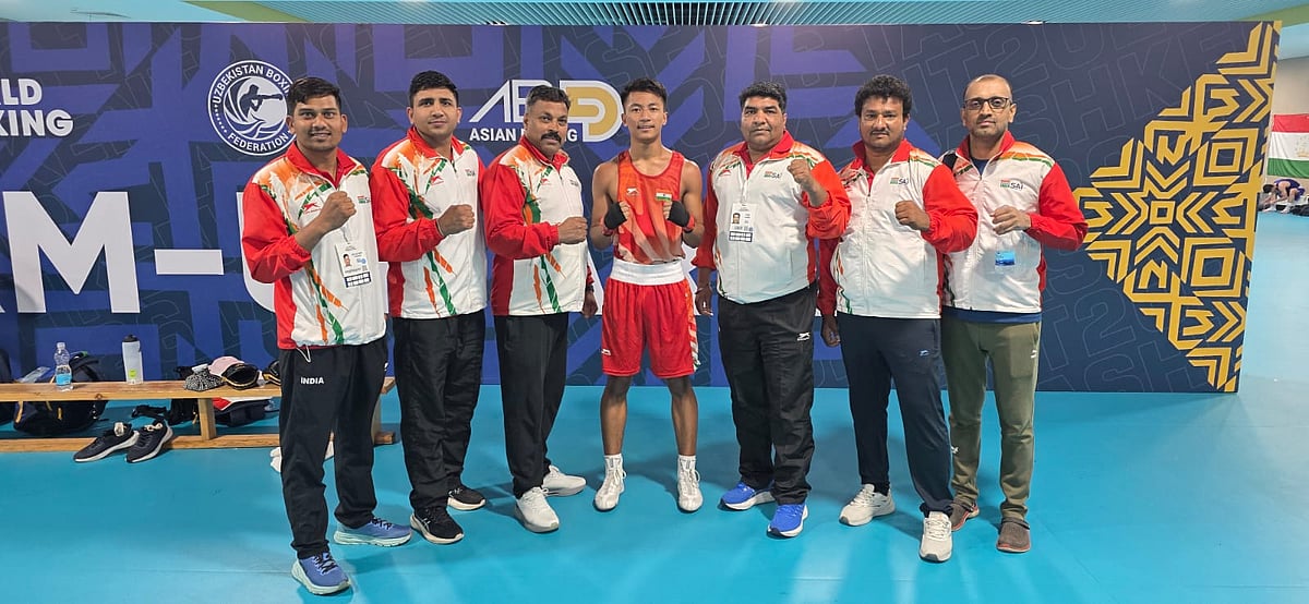 Karuna Albertson Kom U-17 (60kg) celebrates his win with coaches at Asian Boxing U15 & U17 Championships 2026