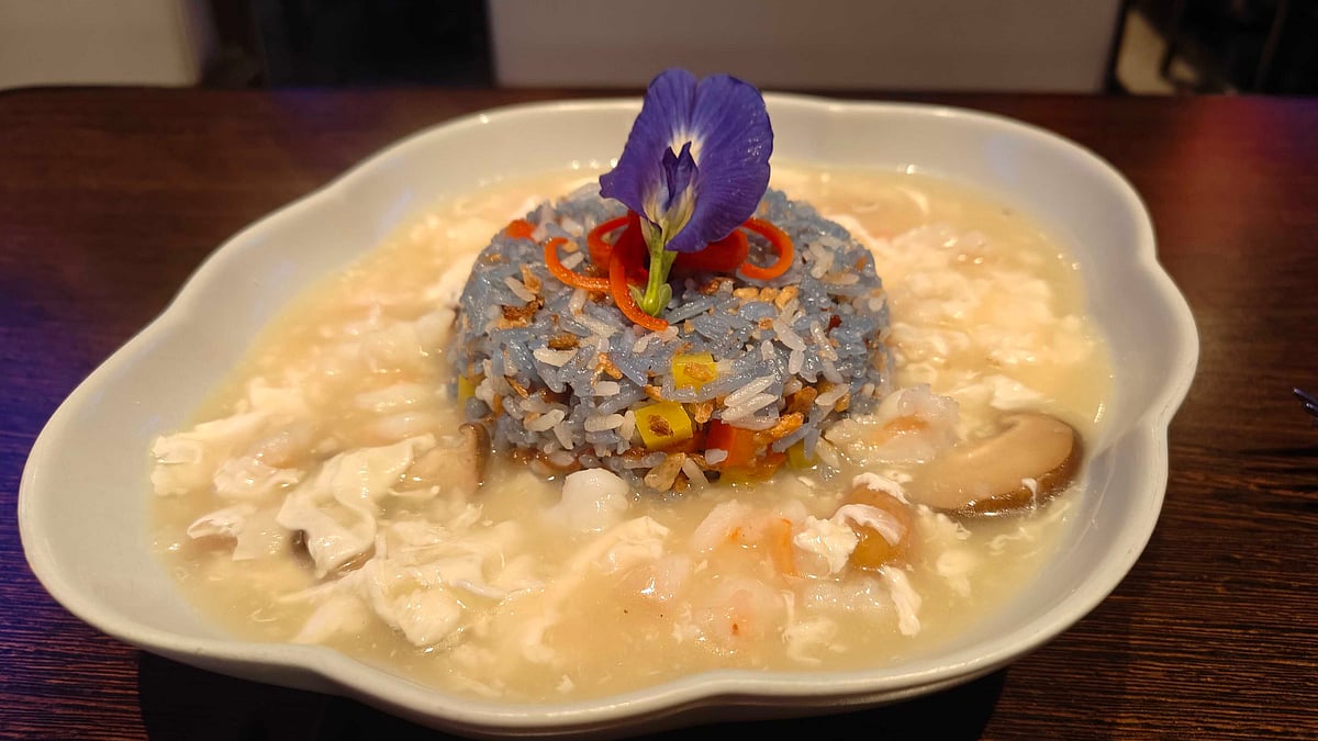 Blue Pea Rice with egg white and prawns