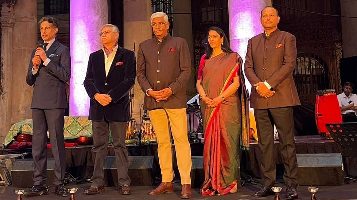 Dr. Amin Jaffer with Sunil Kant Munjal of Serendipity Arts, Gajendra Singh Shekhawat, Hon'ble Minister of Culture and Tourism, Ambassador Vani Rao and Vivek Aggarwal, Secretary of the Ministry of Culture