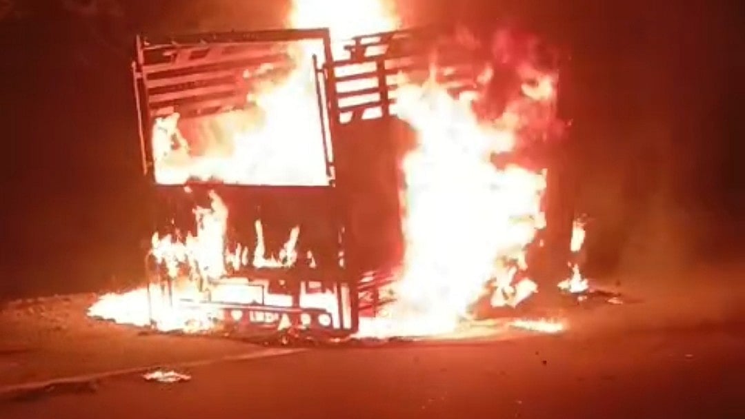 Moving Loading Vehicle Catches Fire On Ratlam-Indore Highway – Driver Jumps And Saves Himself In Ratlam | FP Photo