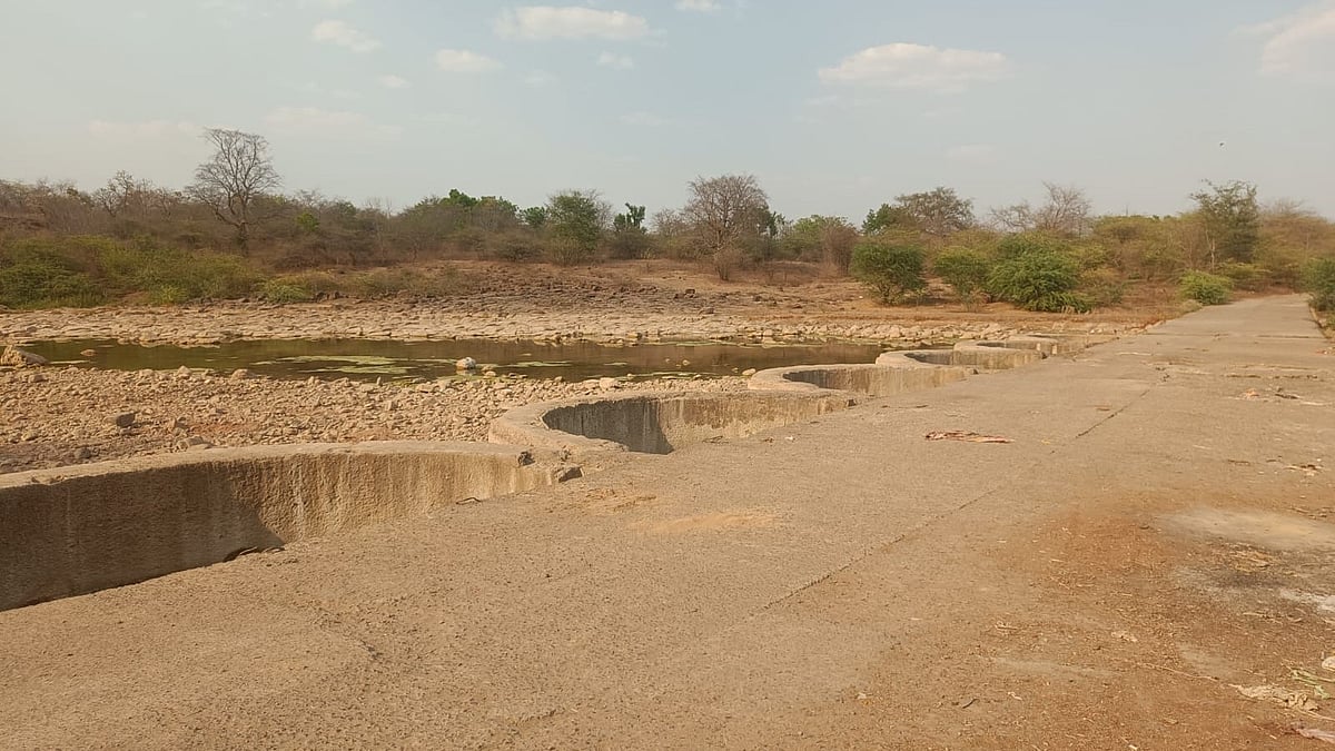 Choral River Dries Up; 8 Villages Stare At Acute Water Crisis In Sanawad | FP Photo
