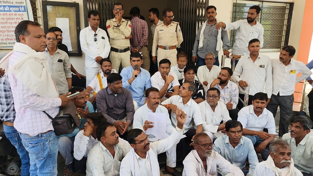 Farmers Gherao Power Office In Mandsaur – Farmers Allege They Are Receiving Bills Of Several Lakh Rupees