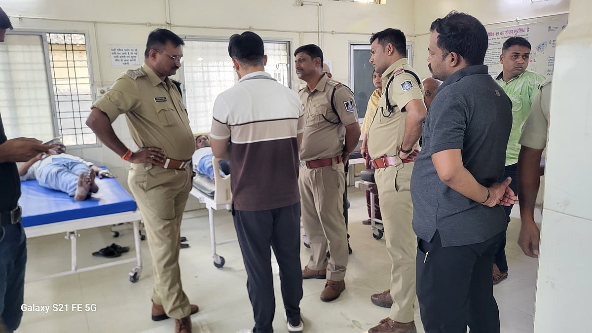 Family Consumes Poison At Manawar Police Station, Dispute Linked To The Seizure Of Illegal Liquor | FP Photo