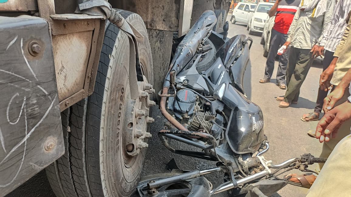 Chhatrapati Sambhajinagar: Biker Escapes Narrowly After Motorcycle Crushed Under Truck