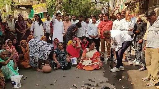 Water Crisis Deepens In Indore; Residents Stage Road Blockade In Vikas Nagar