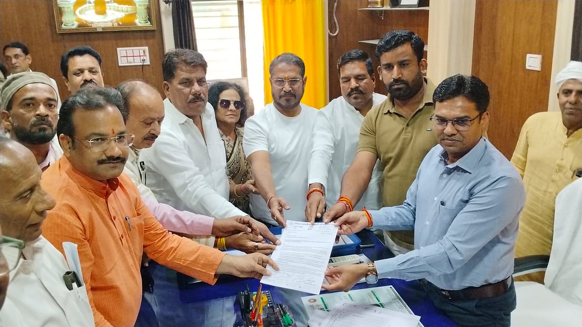 District Congress Committee Protests Frequent Power Outages In Neemuch