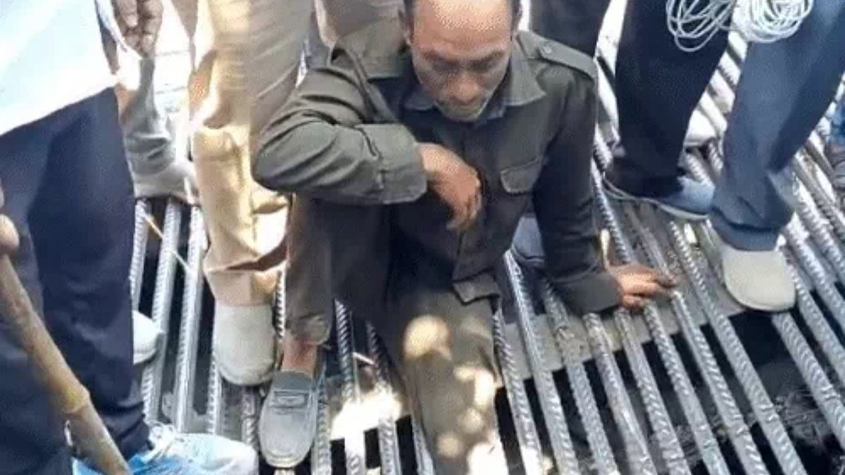 Open Chamber Trap: Indore Municipal Corporation Team Rescues Man Near World Cup Square