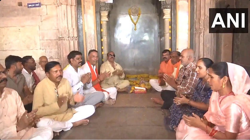 Hindu Devotees Decorate Bhojshala With Swastik, Recite Hanuman Chalisa After MP High Court Declares Disputed Site A Temple-- VIDEO