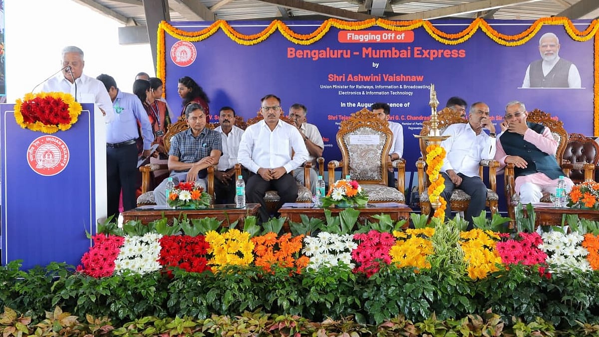 Minister for Railways Ashwini Vaishnaw Flagged off train between Bengaluru and Mumbai
