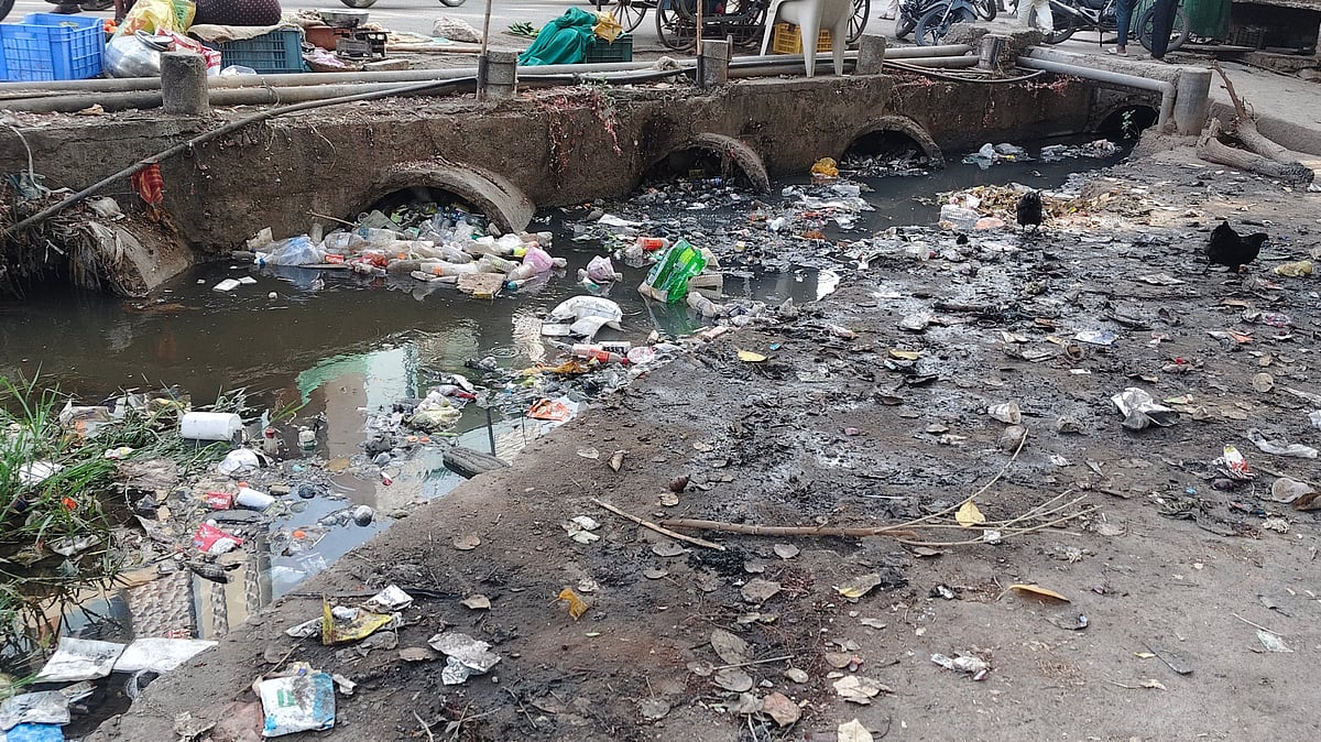 Residents Distressed By Blocked Drain Near Shimla Chaupati In Bagh Town | FP Photo