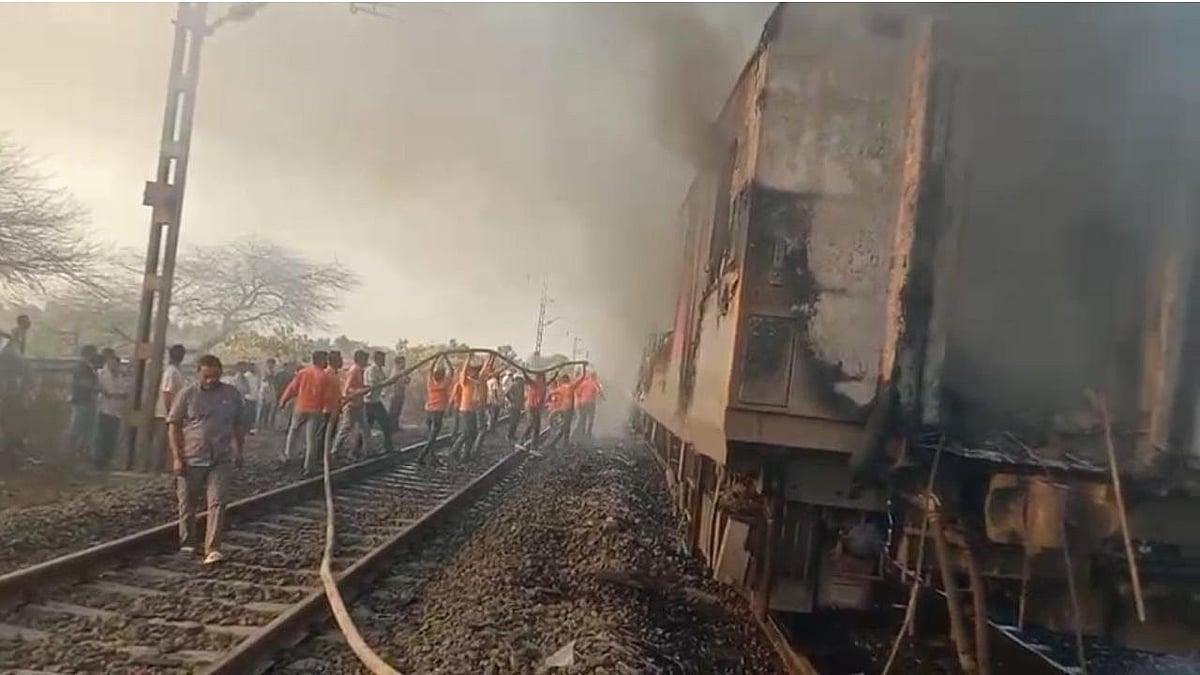 Massive Fire Breaks Out In Rajdhani Express Coach In Madhya Pradesh, No Casualties Reported | VIDEO 