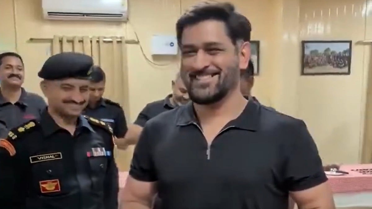 'Fit Lag Raha Hoon Na?': CSK Star MS Dhoni Shows Off His Fitness During Fun Conversation With NSG Commandos | VIDEO
